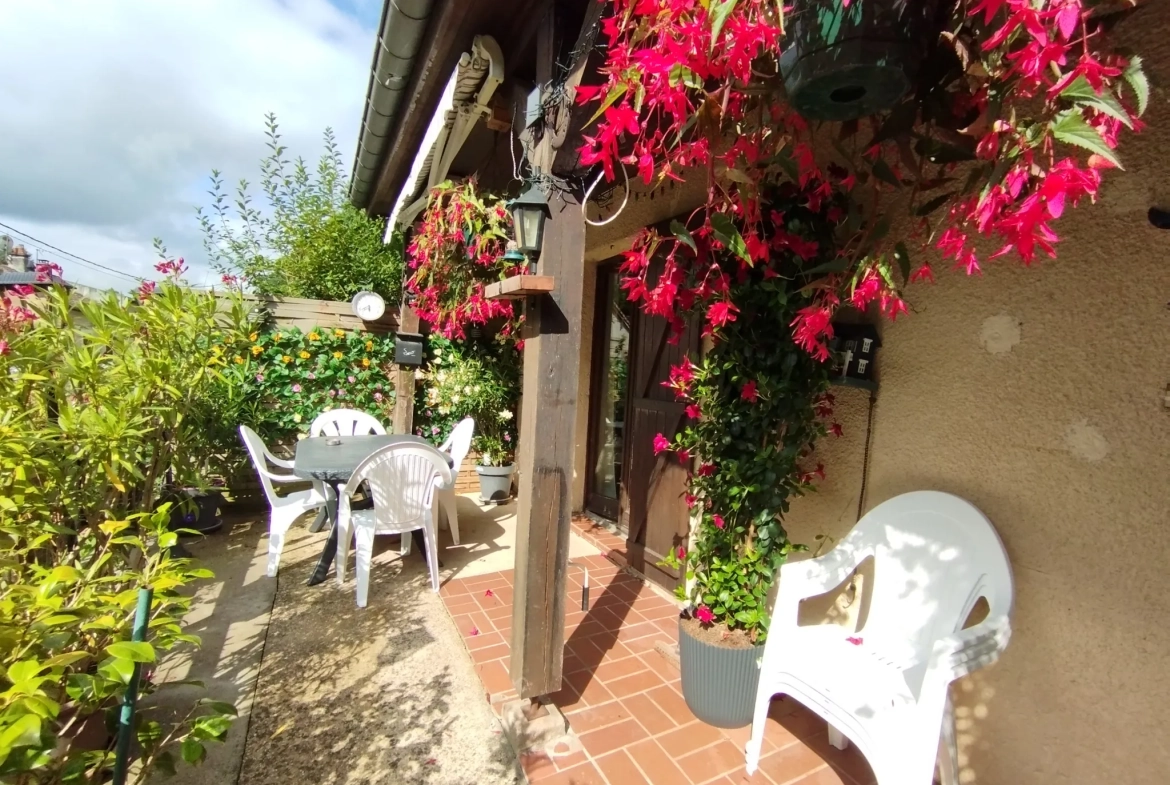 Pavillon à rénover avec terrain et terrasse à Val et Châtillon 