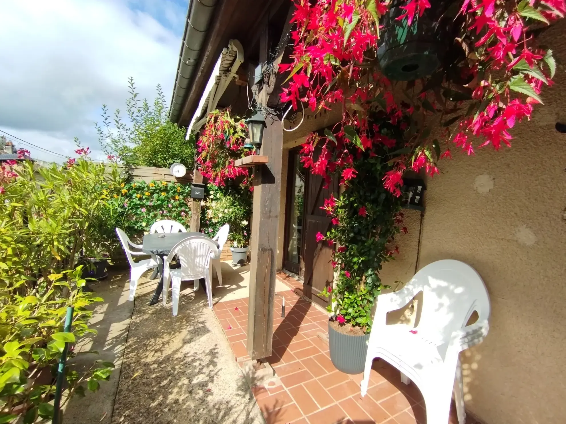Pavillon à rénover avec terrain et terrasse à Val et Châtillon 