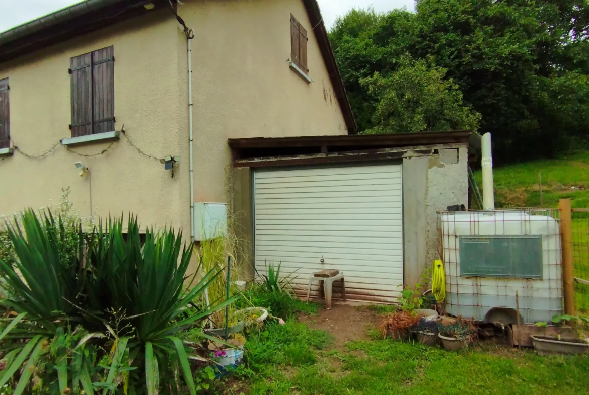 Pavillon à rénover avec terrain et terrasse à Val et Châtillon 