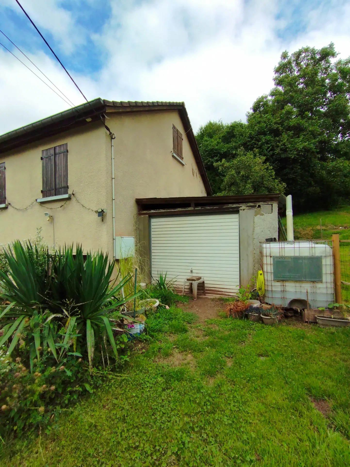 Pavillon à rénover avec terrain et terrasse à Val et Châtillon 