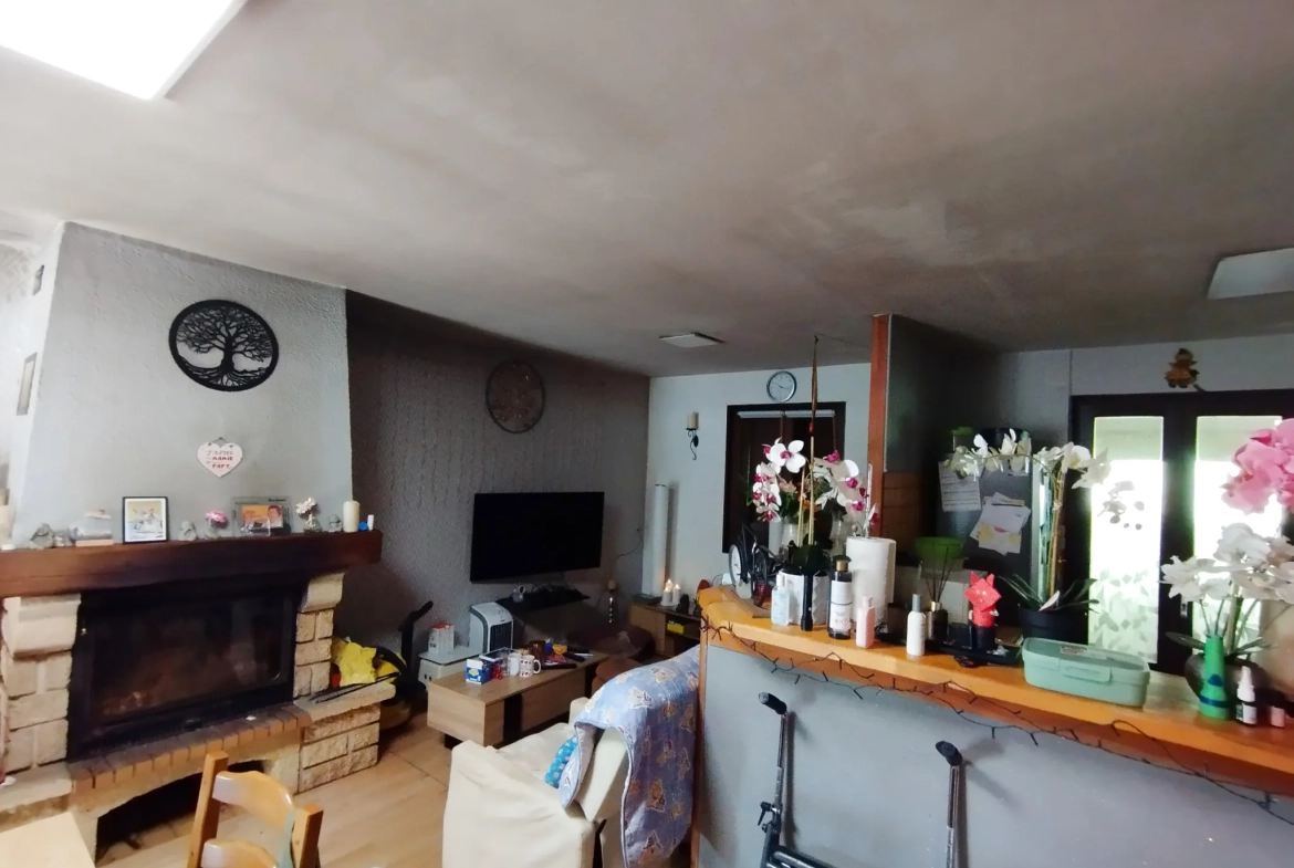 Pavillon à rénover avec terrain et terrasse à Val et Châtillon 