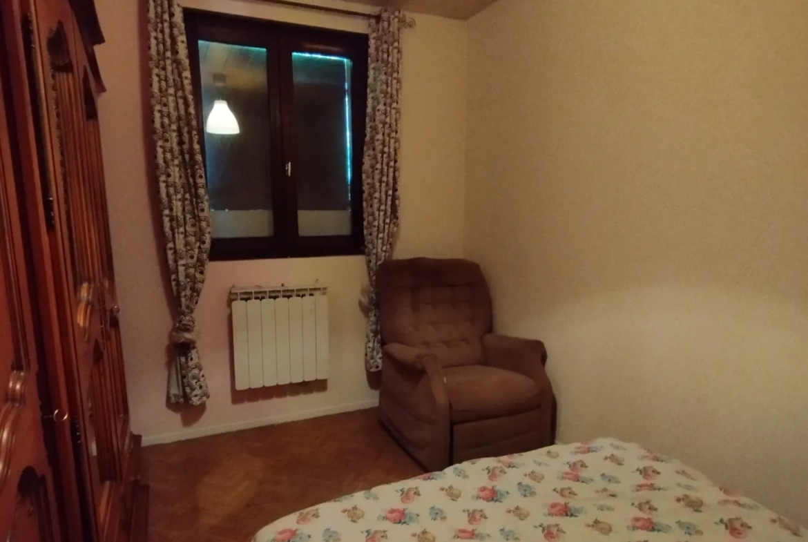 Pavillon à rénover avec terrain et terrasse à Val et Châtillon 