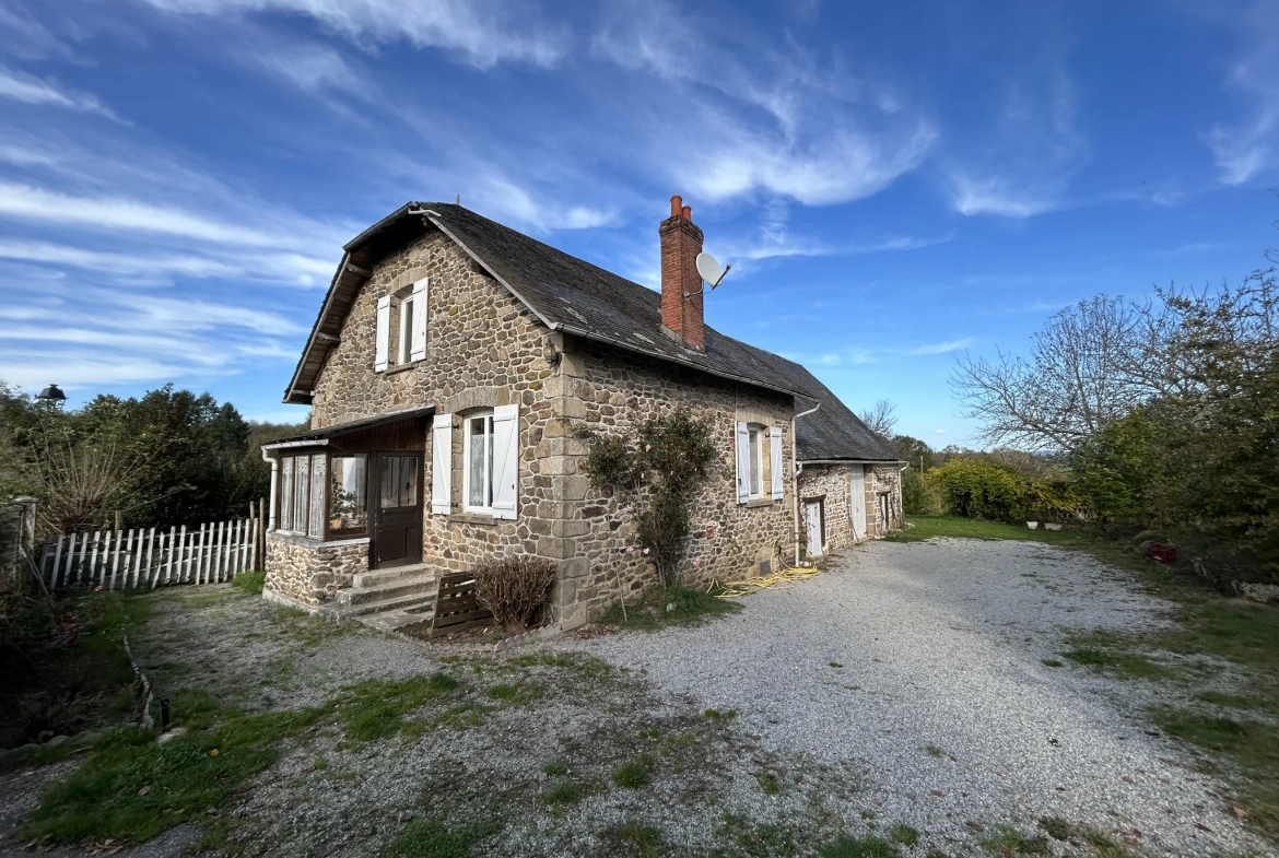Maison à Rilhac-Traignac en Corrèze avec grand terrain et vue sur les Monédières 