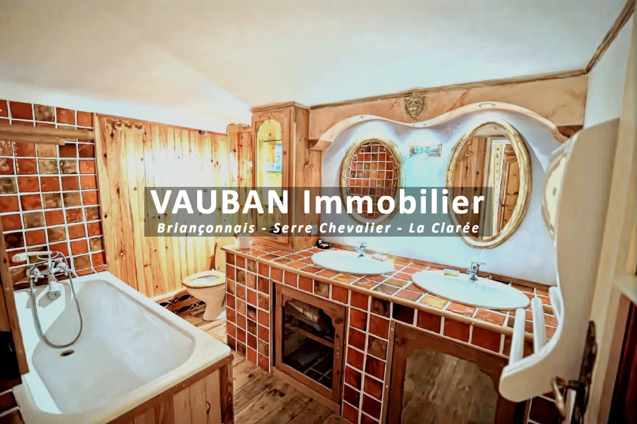 Maison traversante avec balcon, garage et studio à Briançon - Centre historique 