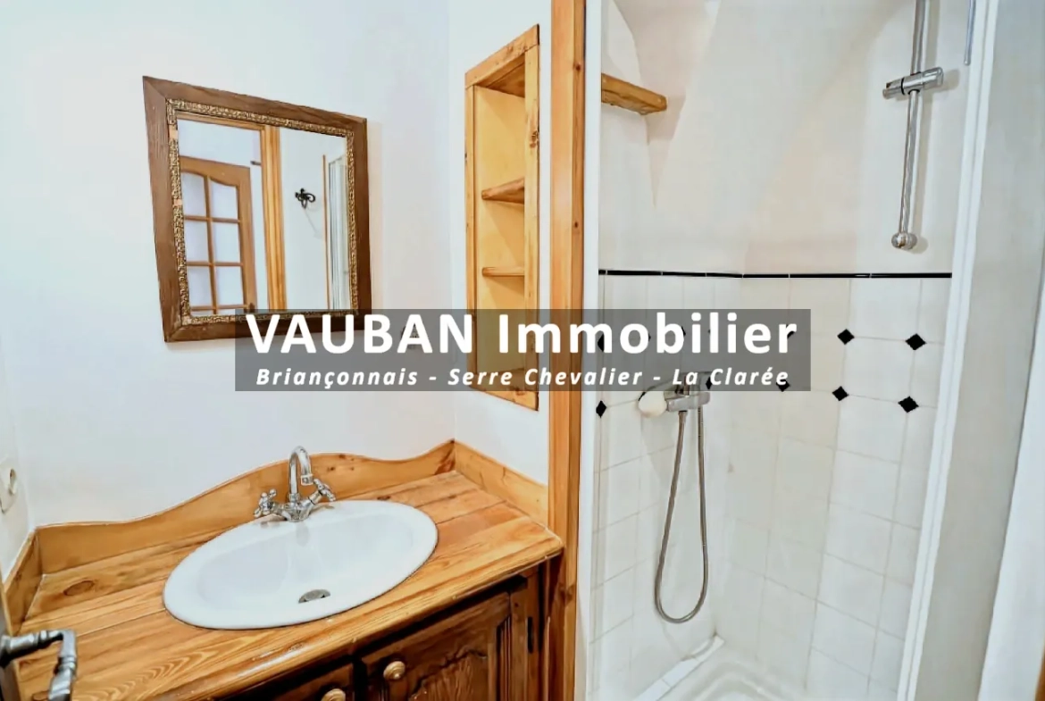 Maison traversante avec balcon, garage et studio à Briançon - Centre historique 