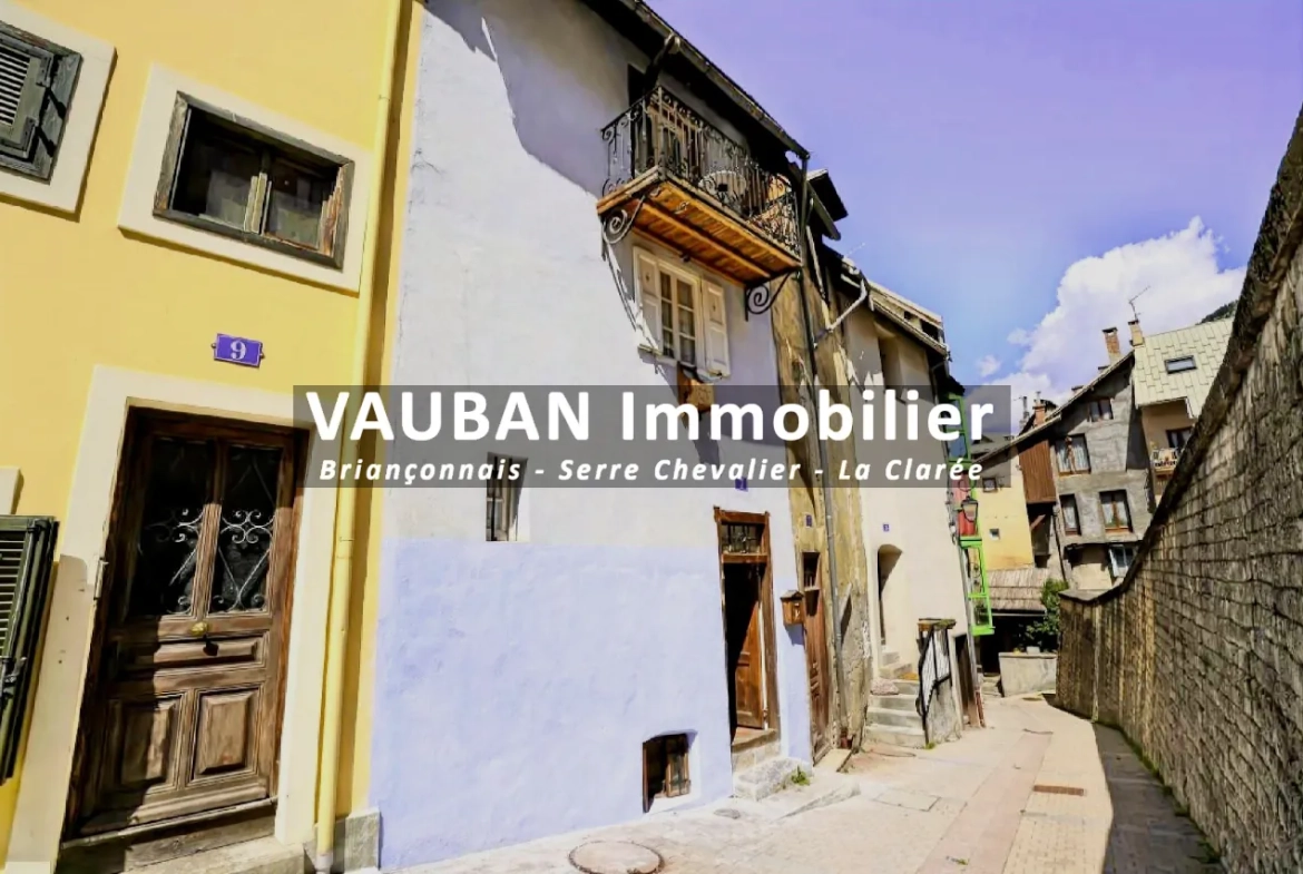 Maison traversante avec balcon, garage et studio à Briançon - Centre historique 