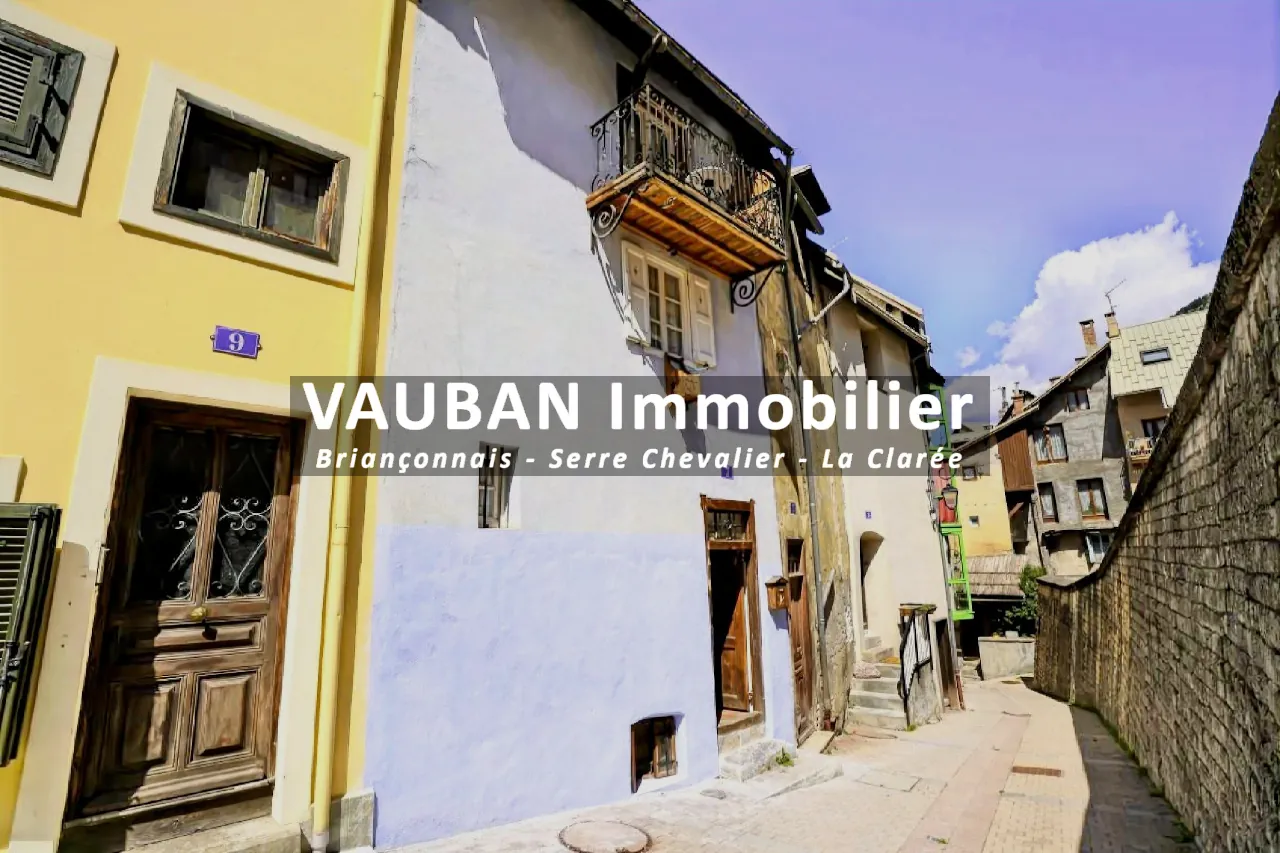 Maison traversante avec balcon, garage et studio à Briançon - Centre historique 