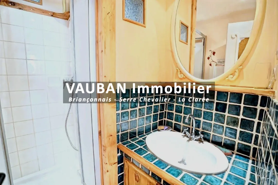 Maison traversante avec balcon, garage et studio à Briançon - Centre historique 