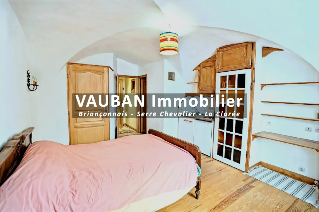 Maison traversante avec balcon, garage et studio à Briançon - Centre historique 