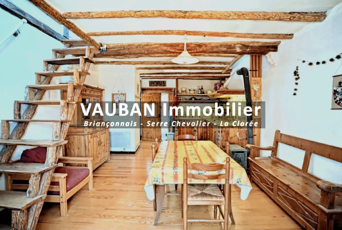 Maison traversante avec balcon, garage et studio à Briançon - Centre historique 