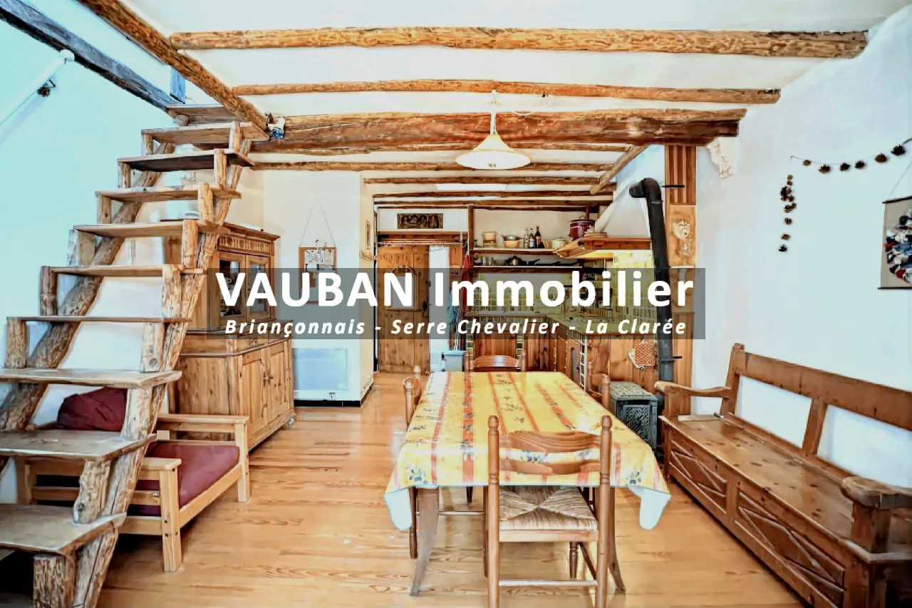 Maison traversante avec balcon, garage et studio à Briançon - Centre historique 