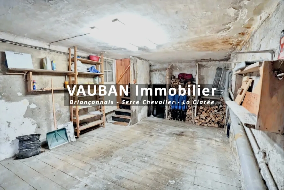 Maison traversante avec balcon, garage et studio à Briançon - Centre historique 