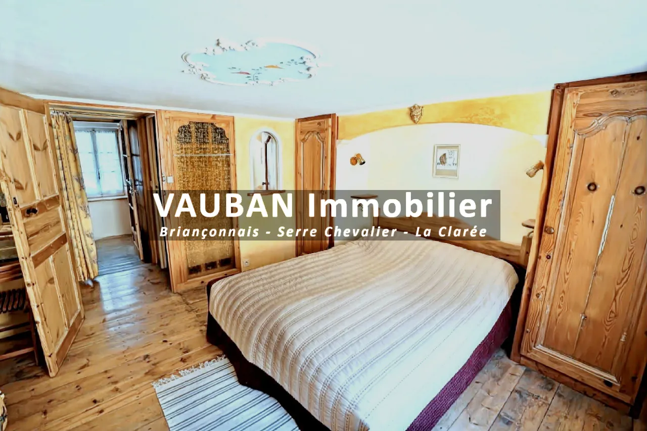 Maison traversante avec balcon, garage et studio à Briançon - Centre historique 