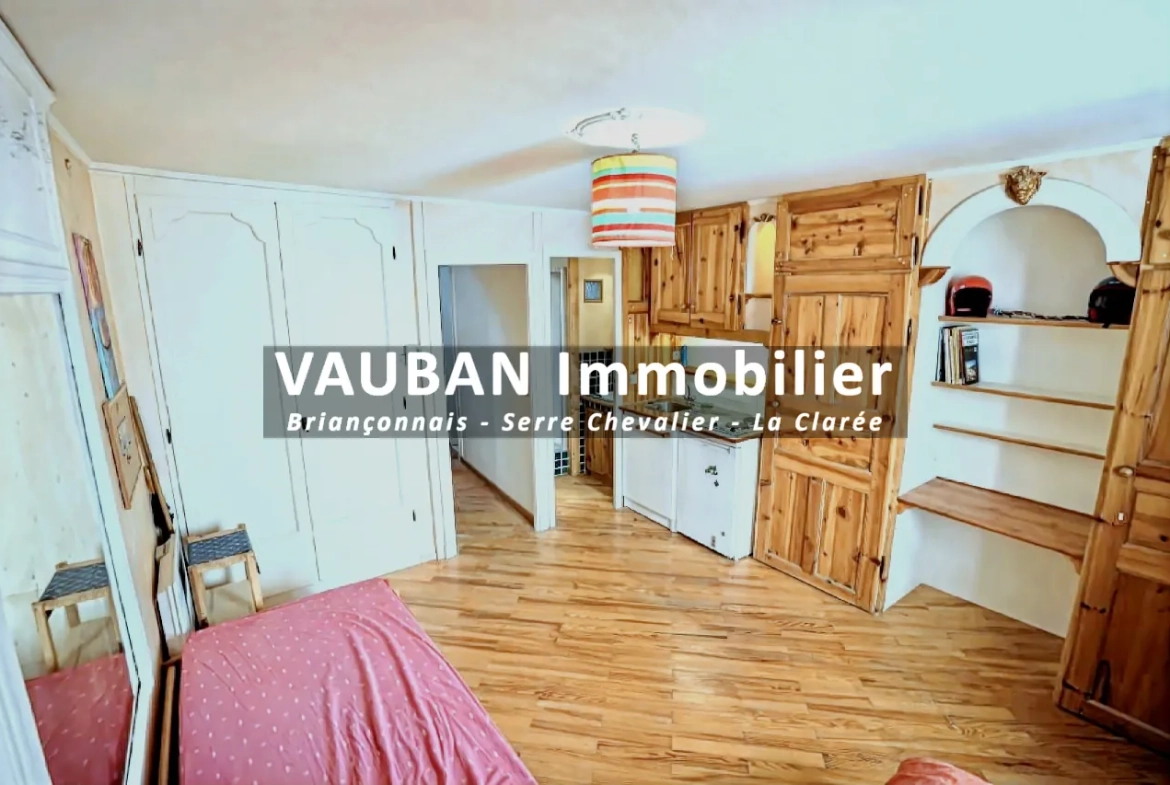 Maison traversante avec balcon, garage et studio à Briançon - Centre historique 