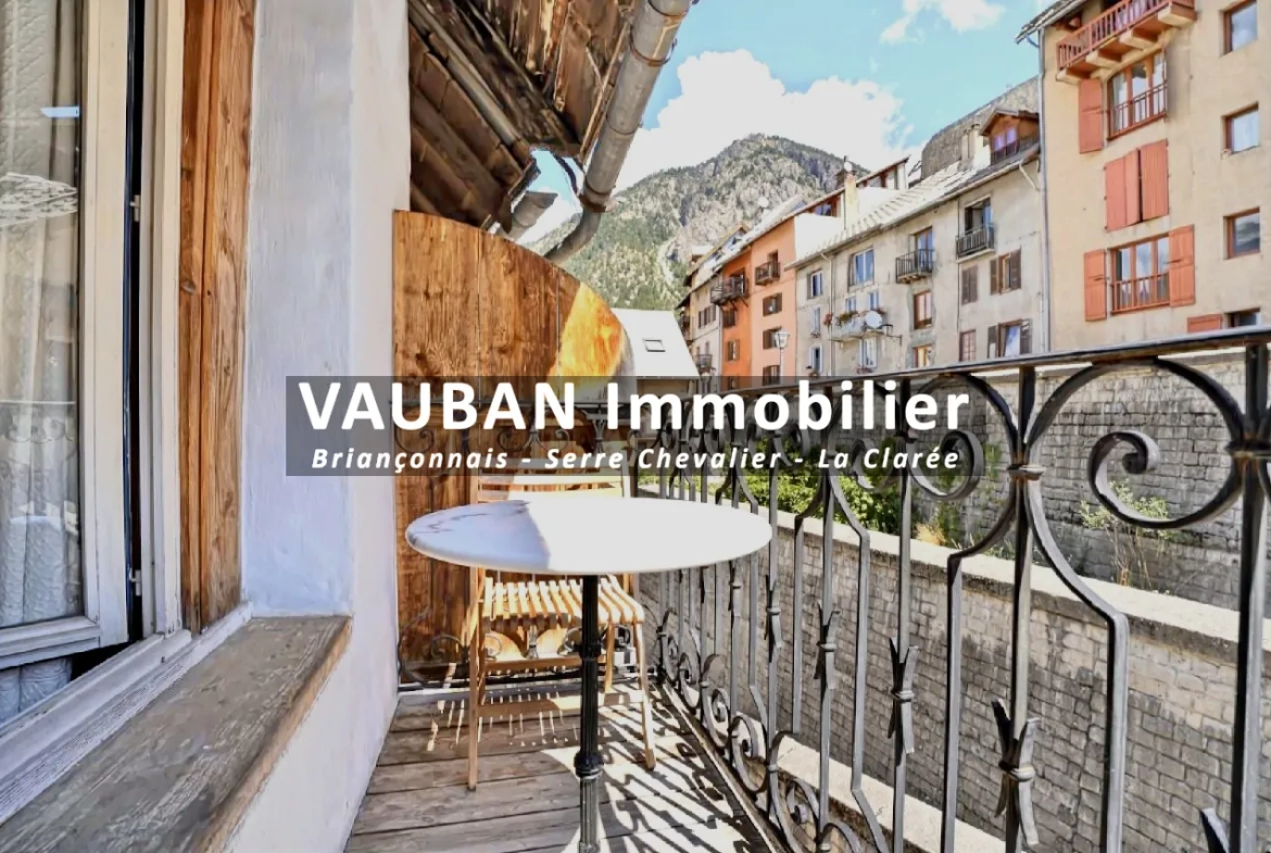 Maison traversante avec balcon, garage et studio à Briançon - Centre historique 
