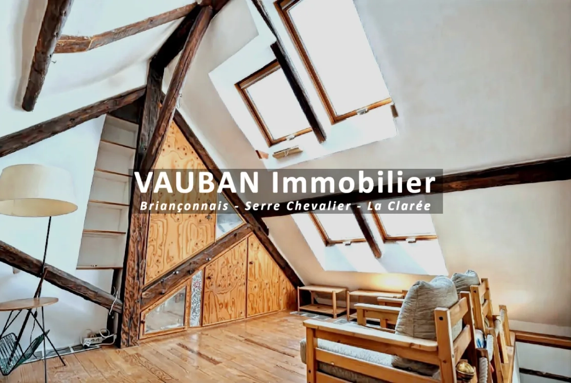 Maison traversante avec balcon, garage et studio à Briançon - Centre historique 