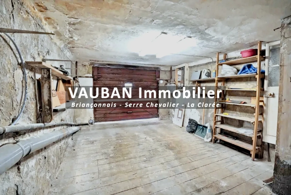 Maison traversante avec balcon, garage et studio à Briançon - Centre historique 