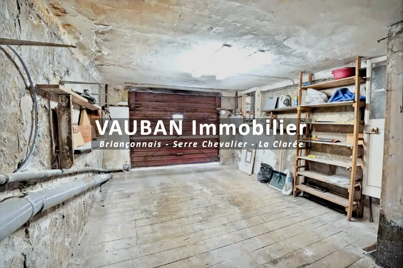 Maison traversante avec balcon, garage et studio à Briançon - Centre historique 