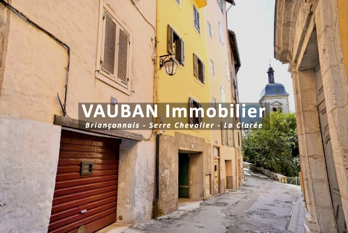 Maison traversante avec balcon, garage et studio à Briançon - Centre historique 