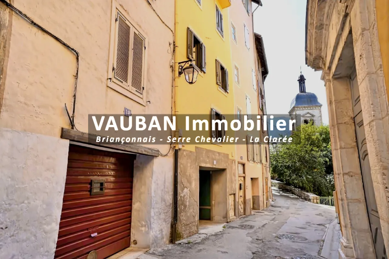 Maison traversante avec balcon, garage et studio à Briançon - Centre historique 