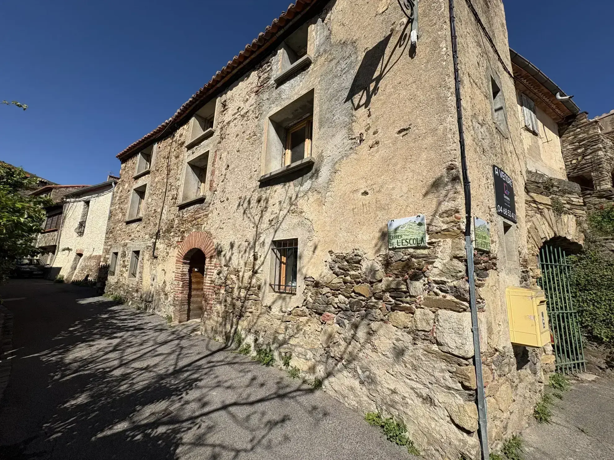 Maison de village rénovée à vendre à Camelàs, 3 chambres, jardin et garage, proche Thuir 
