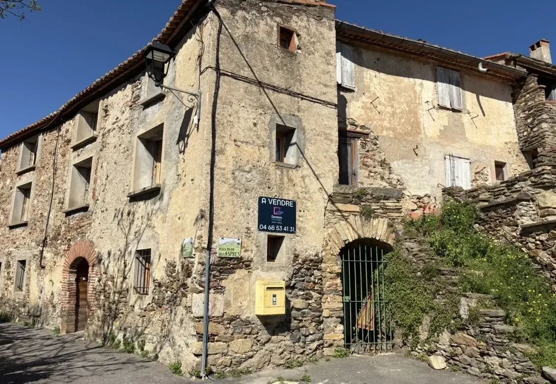 Maison de village rénovée à vendre à Camelàs, 3 chambres, jardin et garage, proche Thuir 