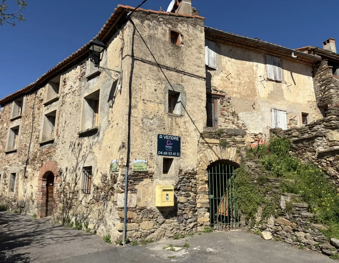 Maison de village rénovée à vendre à Camelàs, 3 chambres, jardin et garage, proche Thuir 