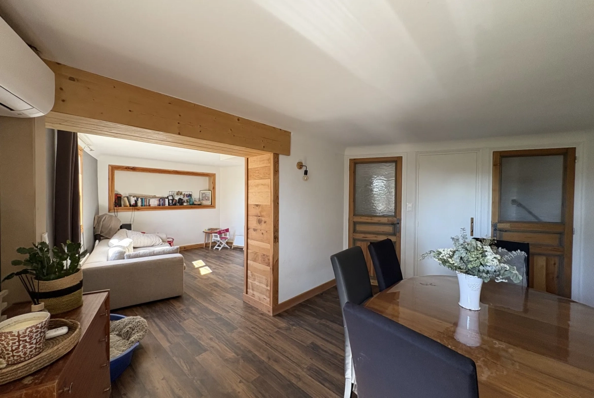 Maison de village rénovée à vendre à Camelàs, 3 chambres, jardin et garage, proche Thuir 