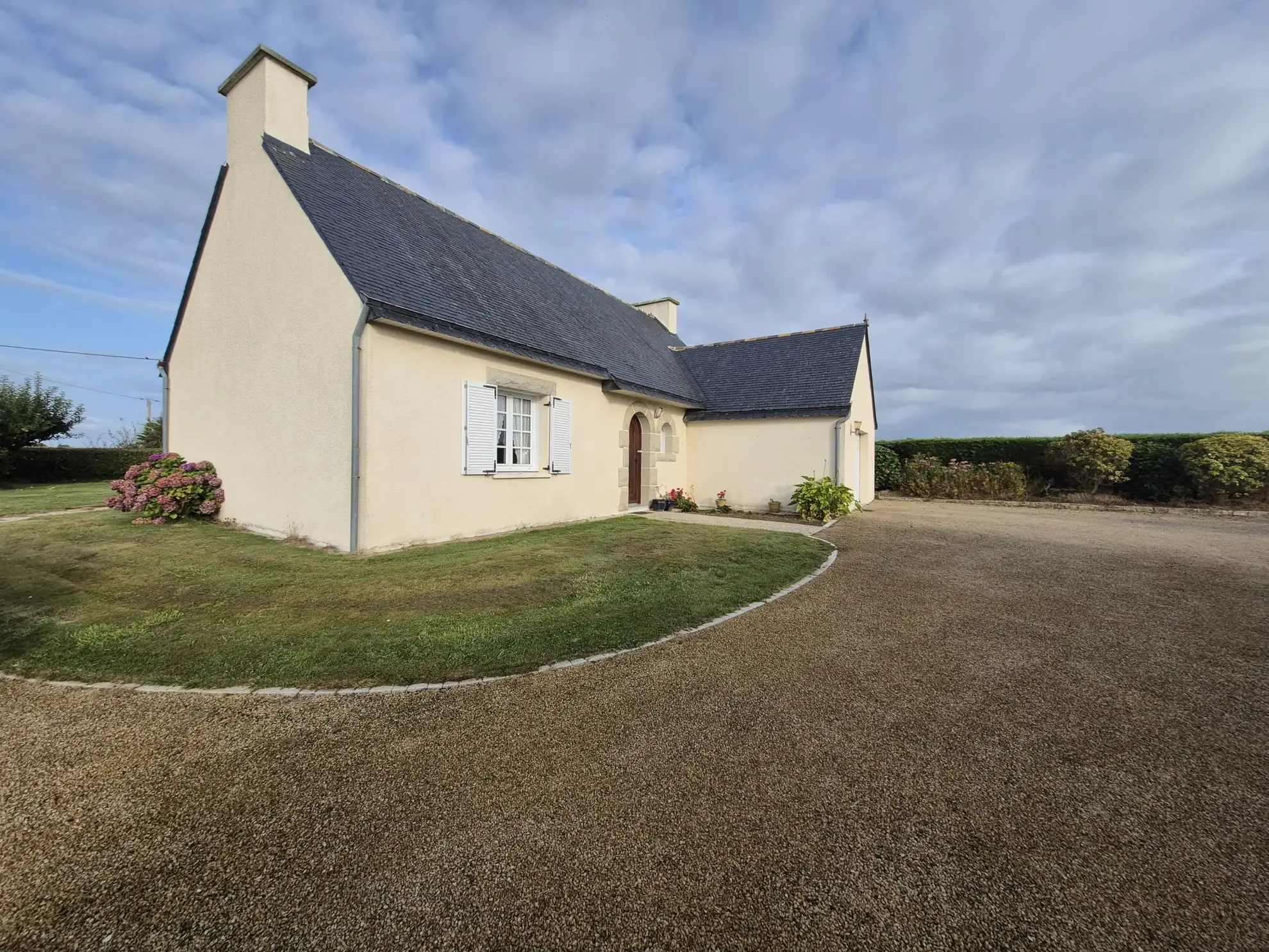 Maison à vendre à Plabennec avec terrain de 1500 m² et espace d'extension 