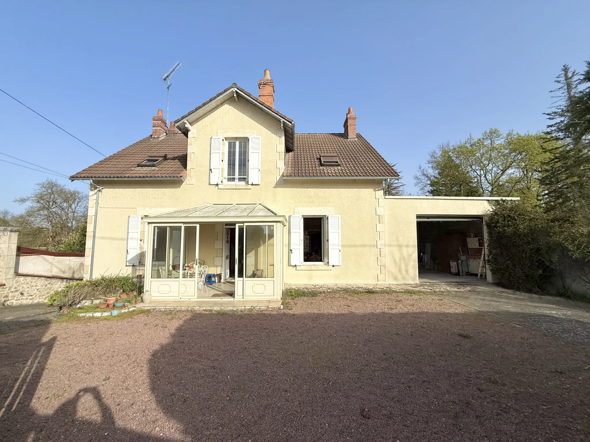 Grande maison familiale avec dépendances et terrain à Mereau (18120) 