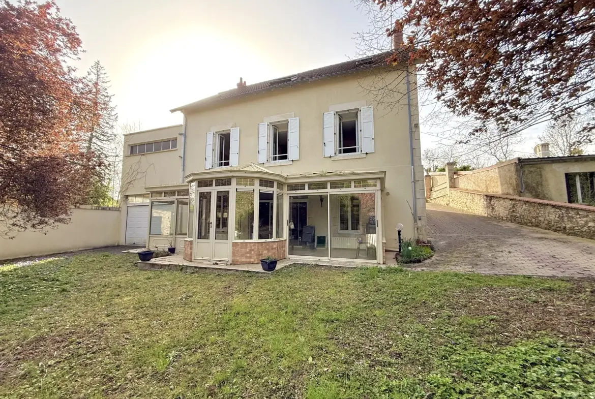 Grande maison familiale avec dépendances et terrain à Mereau (18120) 