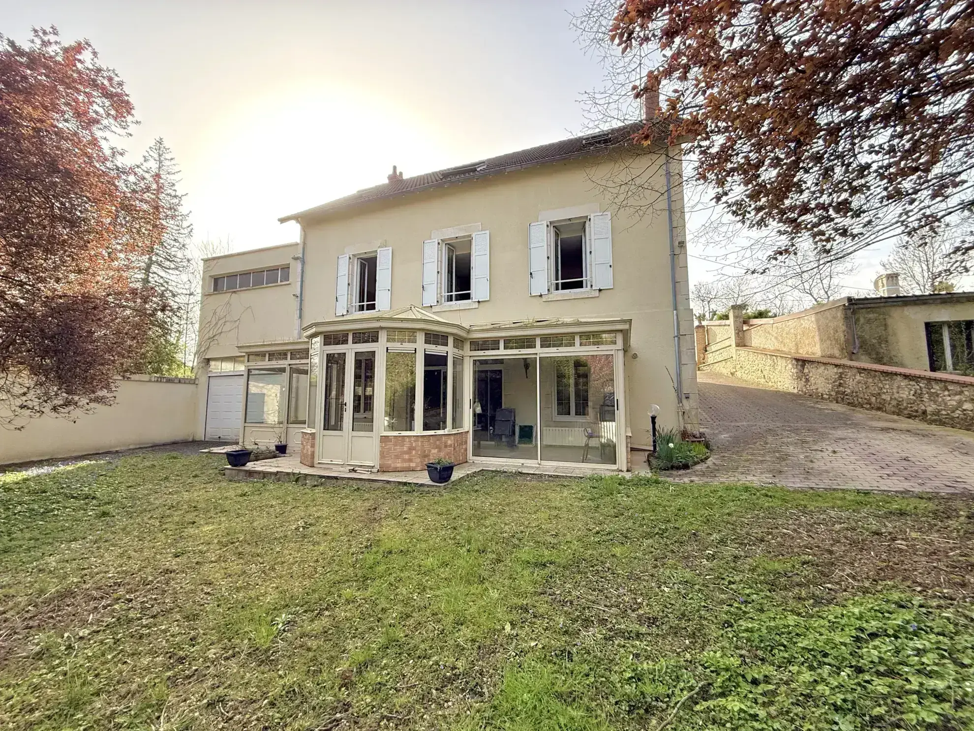 Grande maison familiale avec dépendances et terrain à Mereau (18120) 