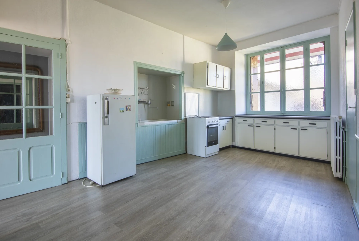 Maison de village 6 pièces avec patio et dépendances à Mareuil, Dordogne 