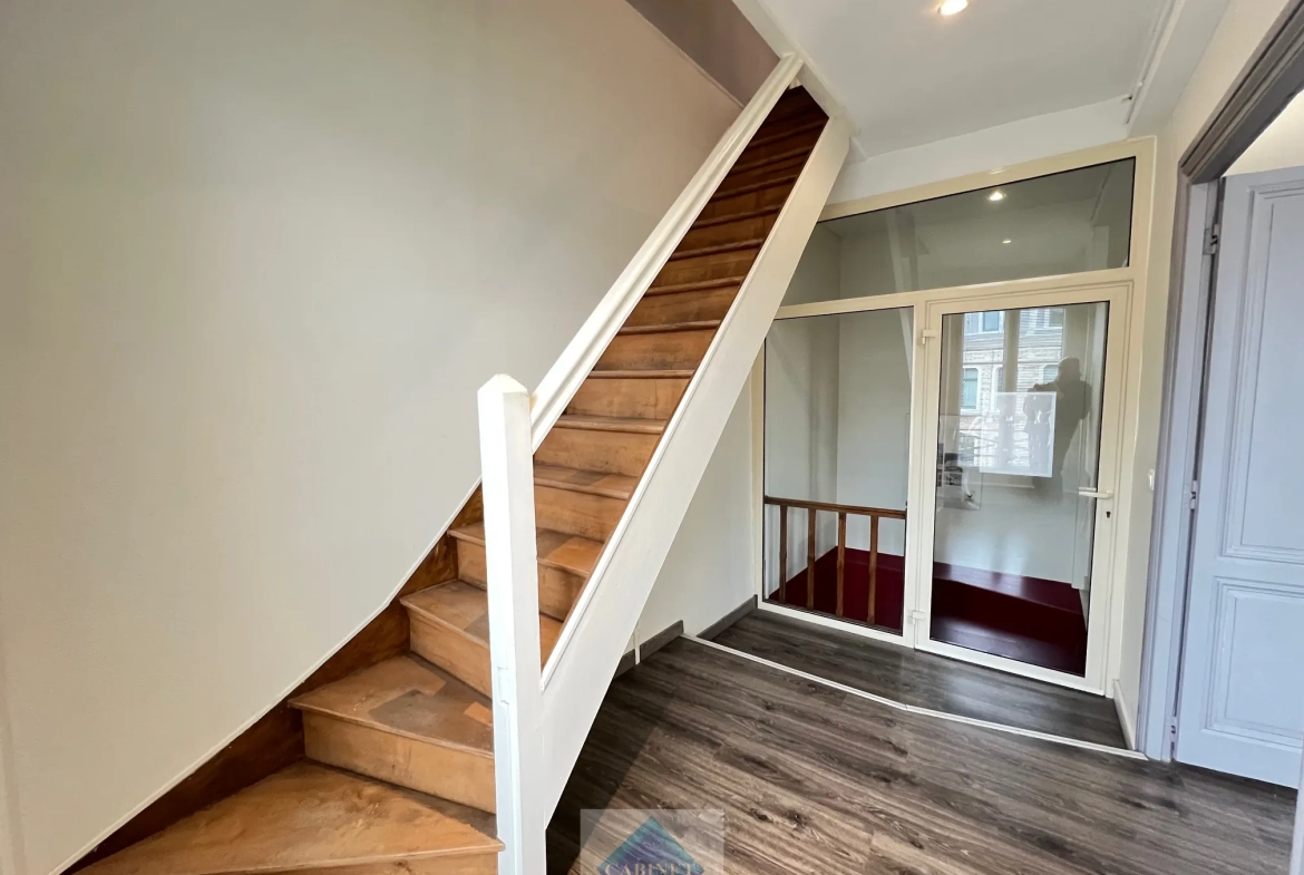 Immeuble de bureaux à vendre au cœur d'Abbeville, parfait état, libération prévue en 2025 