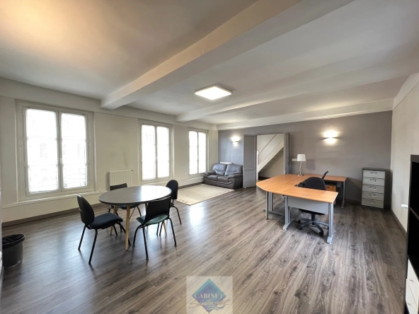 Immeuble de bureaux à vendre au cœur d'Abbeville, parfait état, libération prévue en 2025