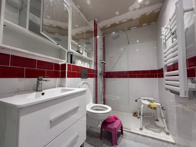 Maison T7 à Peyrolles-en-Provence avec cour, garage et potentiel de rénovation 