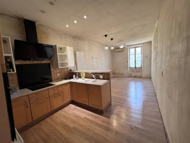 Maison T7 à Peyrolles-en-Provence avec cour, garage et potentiel de rénovation 