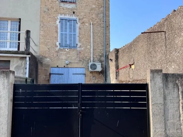 Maison T7 à Peyrolles-en-Provence avec cour, garage et potentiel de rénovation