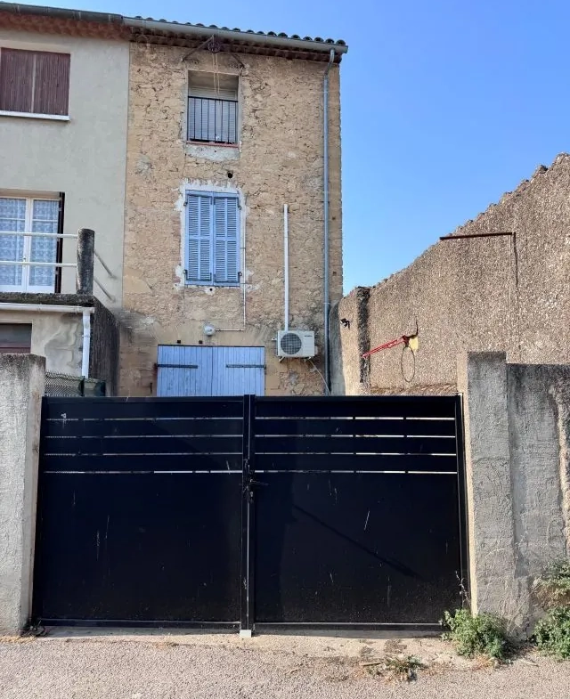 Maison T7 à Peyrolles-en-Provence avec cour, garage et potentiel de rénovation 