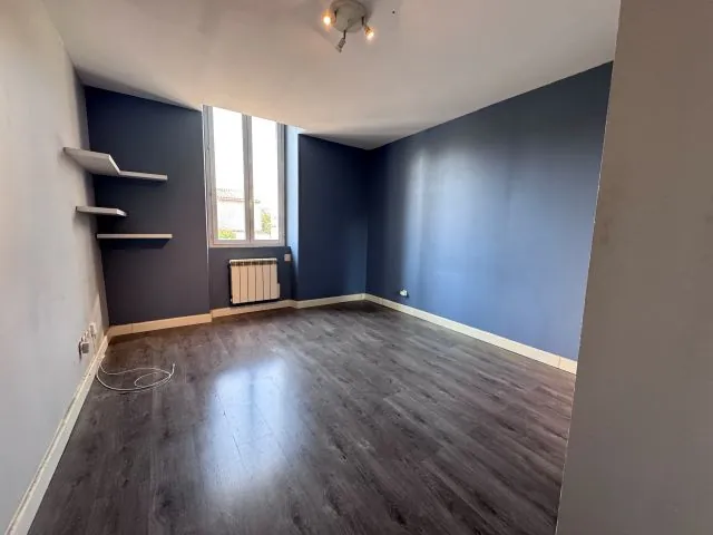 Maison T7 à Peyrolles-en-Provence avec cour, garage et potentiel de rénovation 