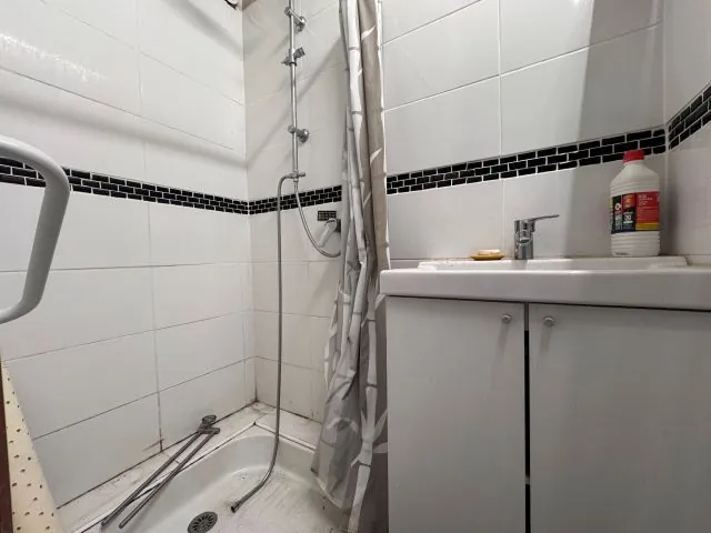 Maison T7 à Peyrolles-en-Provence avec cour, garage et potentiel de rénovation 