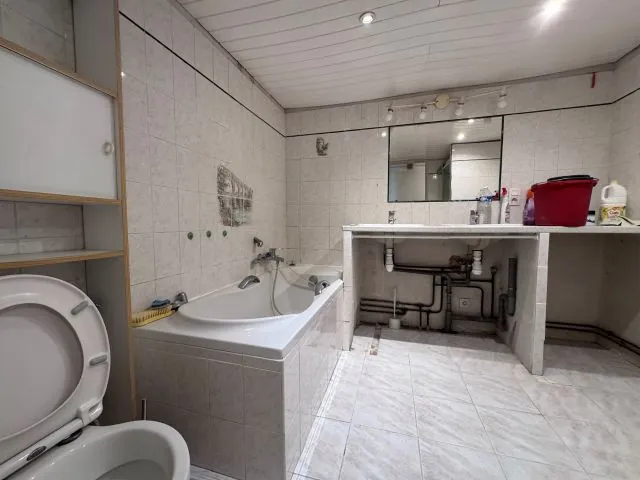 Maison T7 à Peyrolles-en-Provence avec cour, garage et potentiel de rénovation 