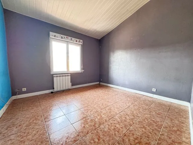 Maison T7 à Peyrolles-en-Provence avec cour, garage et potentiel de rénovation 