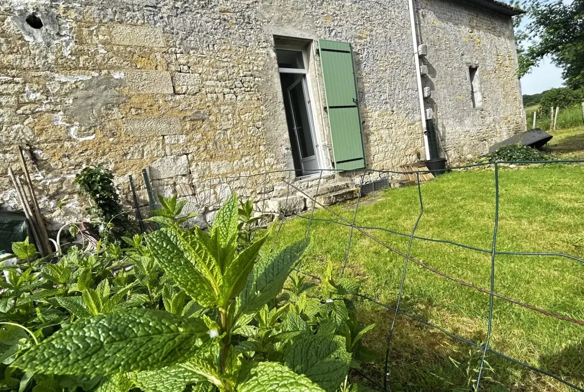 Maison en pierre avec jardin et terrasse à Sansais, Marais Poitevin 
