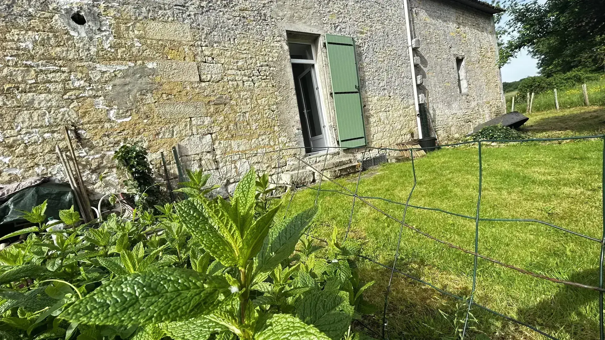 Maison en pierre avec jardin et terrasse à Sansais, Marais Poitevin 