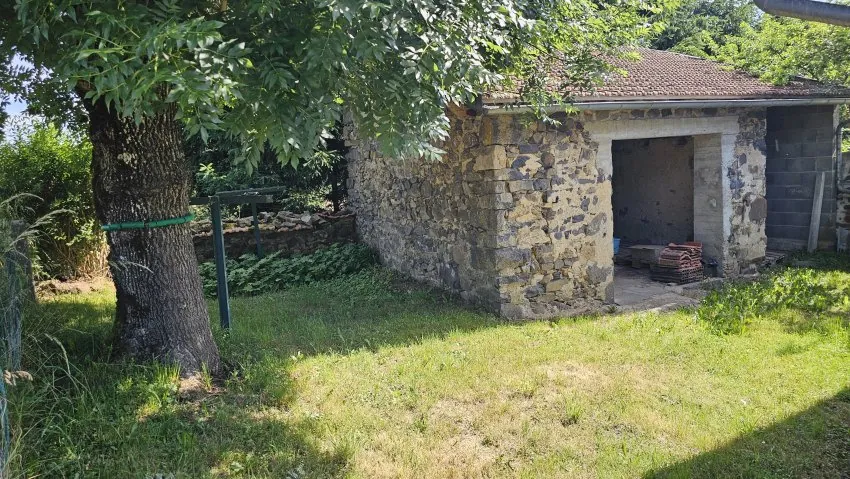 Maison en pierres à rénover avec jardin clos à Saint-Jacques d'Ambur 