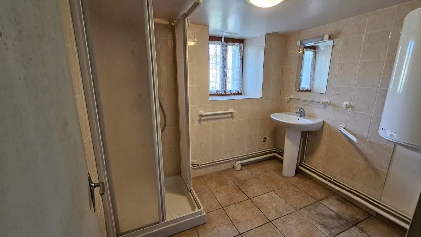 Maison en pierres à rénover avec jardin clos à Saint-Jacques d'Ambur 