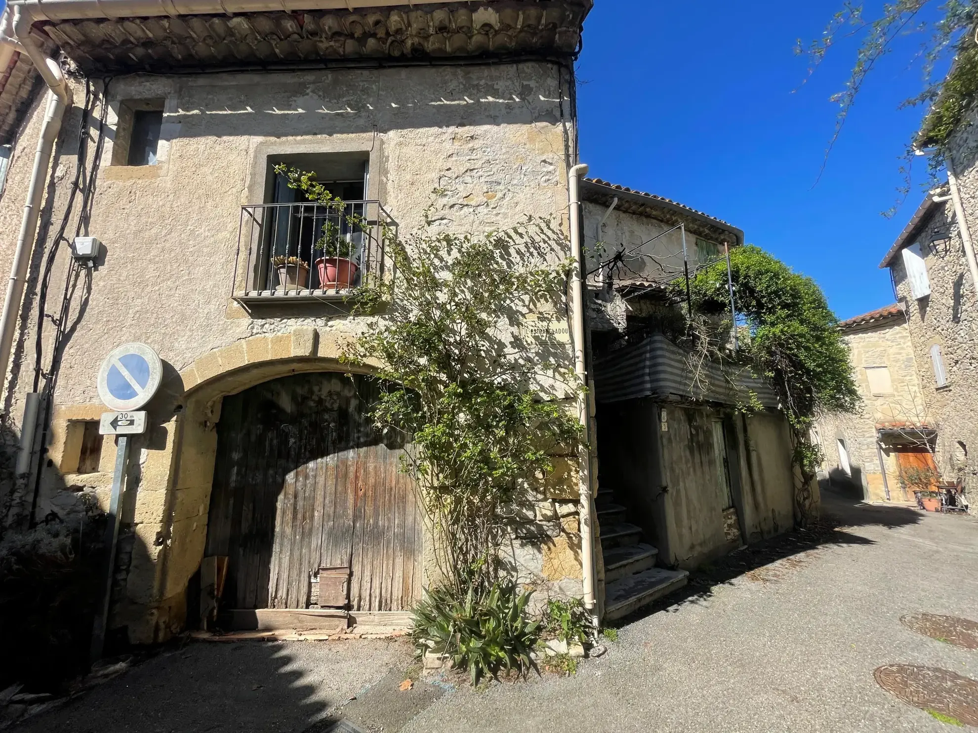 Maison de village en pierre à rénover à Vic le Fesq, proche Quissac – 121 m² avec terrasse et annexe 