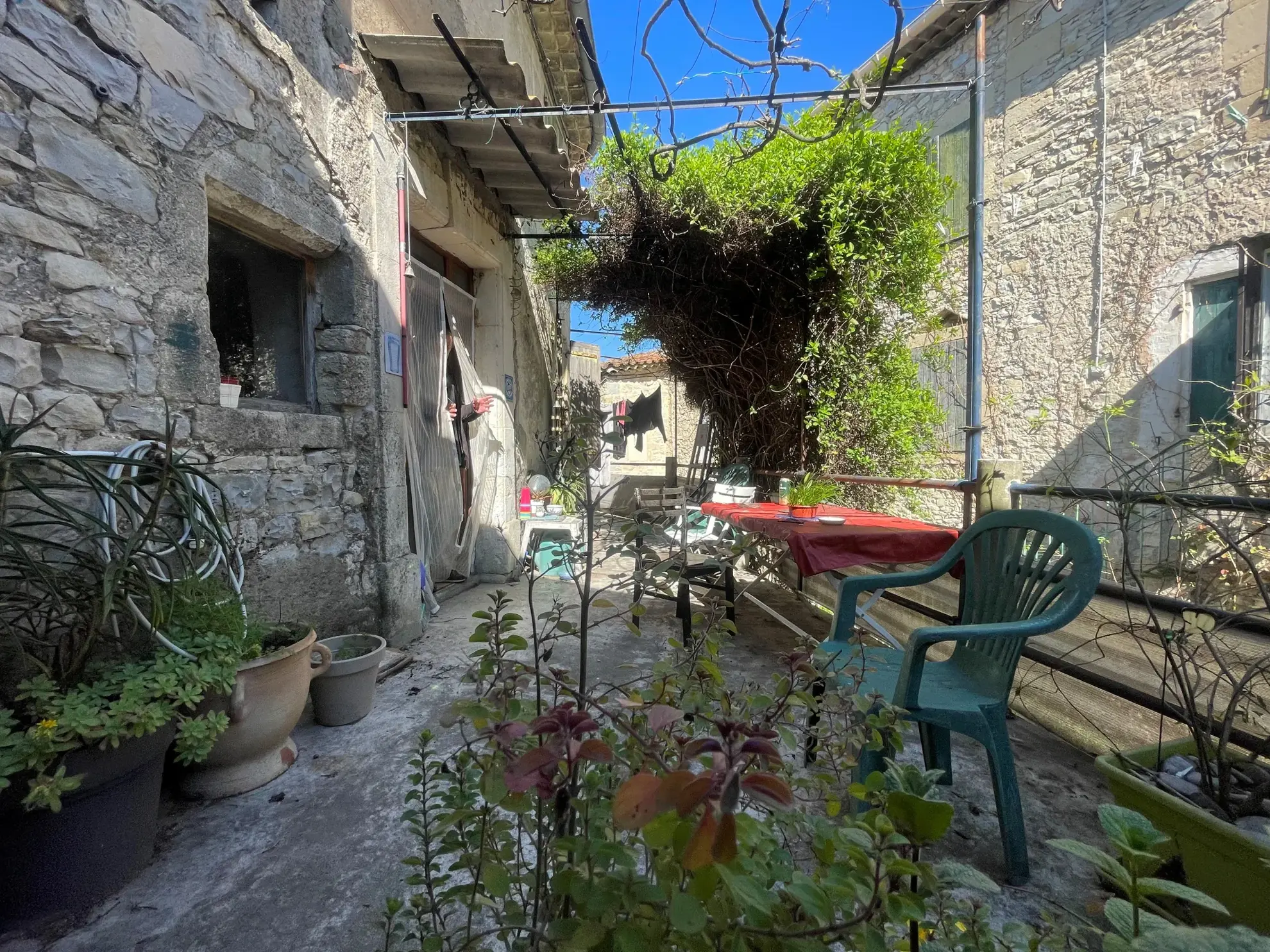 Maison de village en pierre à rénover à Vic le Fesq, proche Quissac – 121 m² avec terrasse et annexe 