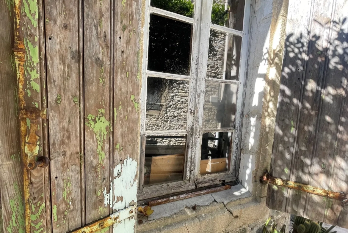 Maison de village en pierre à rénover à Vic le Fesq, proche Quissac – 121 m² avec terrasse et annexe 